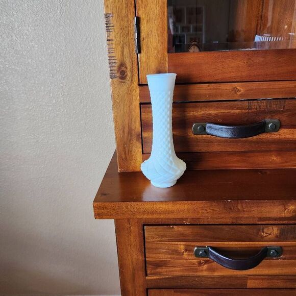 Milk glass etched flower vase Victorian vintage - Picture 5 of 5